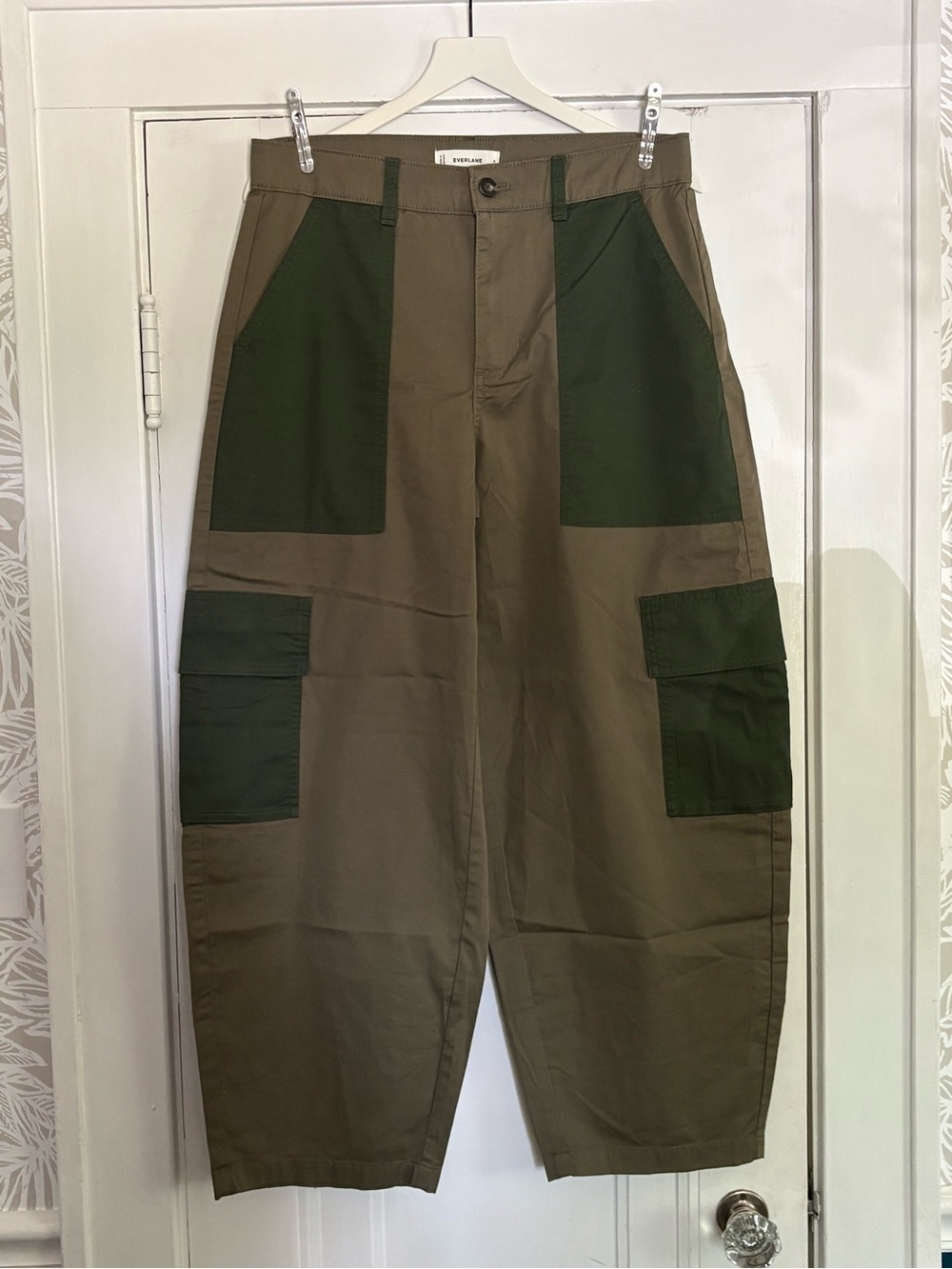 EVERLANE NWOT The Utility Cargo Pant Barrel Leg Colorblock KALAMATA / DUFFEL BAG - Picture 8 of 14